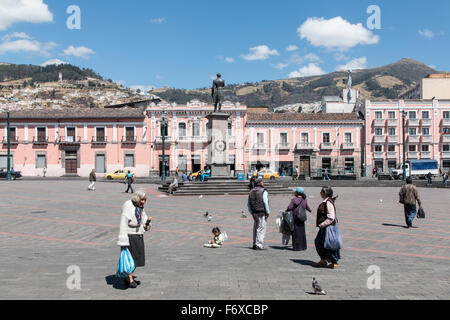 Plaza de Santo Domingo a Quito, in Ecuador è un popolare luogo di ritrovo. Foto Stock