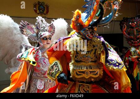 La Paz in Bolivia. Xx Nov, 2015. Membri della grande tradizionale e autentica 'Diablada Oruro' eseguire durante la celebrazione del 111° anniversario della creazione del gruppo, a La Paz, Bolivia, su nov. 20, 2015. Secondo la stampa locale, il grande tradizionale e autentica 'Diablada Oruro' conservato le tradizioni e i costumi della regione di Oruro, specialmente la musica e coreografia del 'Diablada' danza. Credito: Jorge Mamani/ABI/Xinhua/Alamy Live News Foto Stock