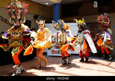 La Paz in Bolivia. Xx Nov, 2015. Membri della grande tradizionale e autentica 'Diablada Oruro' eseguire durante la celebrazione del 111° anniversario della creazione del gruppo, a La Paz, Bolivia, su nov. 20, 2015. Secondo la stampa locale, il grande tradizionale e autentica 'Diablada Oruro' conservato le tradizioni e i costumi della regione di Oruro, specialmente la musica e coreografia del 'Diablada' danza. Credito: Jorge Mamani/ABI/Xinhua/Alamy Live News Foto Stock