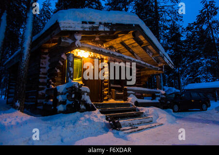 Log Cabin in inverno, Posio, Finlandia, Lapponia, Scandinavia, Europa Foto Stock