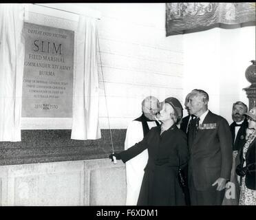 Aprile 24, 1976 - Placca svelata in memoria del compianto Maresciallo di Campo Sir William Slim al San Paolo Cattedrale lapide alla memoria del compianto Maresciallo di Campo Sir William Bill Slim è stata svelata dalla sua vedova nella cripta di San PaulÃ¢â'¬â"¢s Cathedral, questo pomeriggio. L'indirizzo è stata letta dal conte Mountbatten di Birmania, e circa 2000 membri della Birmania Associazione star hanno partecipato al servizio. I loro standard rivestiti i passi al di fuori della cattedrale. La foto mostra: il sig. Slim visto scoprimento di una lapide al defunto marito il maresciallo di campo Sir William Slim nella cripta della Cattedrale di San Paolo guardato da Earl Mou Foto Stock