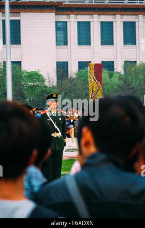 Pechino, Cina - Il punto di vista della Piazza Tiananmen, ci sono molte persone lì a guardare il quotidiano abbassamento-la-cerimonia della bandiera. Foto Stock