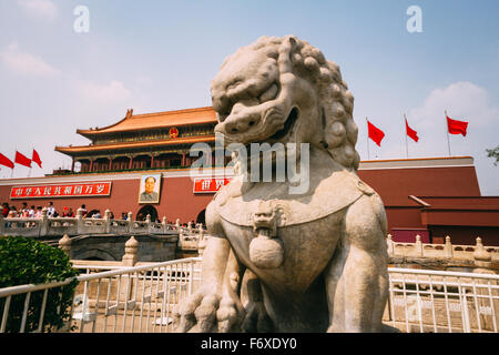 Pechino, Cina - Chiusura del leone di pietra nella parte anteriore della torre di Tiananmen nelle ore diurne. Foto Stock