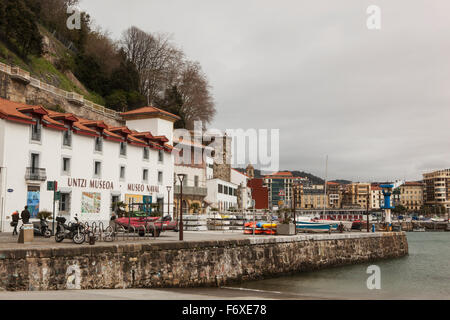 Il porto e il Museo Navale; San Sebastian, Spagna Foto Stock