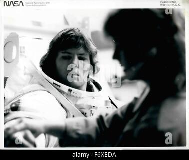 1984 - Johnson Space Center Houston Texas 41-g Eva le simulazioni in wet-F astronauta Kathryn D. Sullivan, 41-G lo specialista di missione, ottiene un po' di aiuto con il suo extravehicular mobility Unit (EMU) prima di partecipare a un sottomarino di simulazione di una attività extravehicular (EVA) prevista per il suo volo a bordo del Columbia entro la fine di quest'anno. Il dottor Sullivan e David C. Leestma (al di fuori del frame) hanno partecipato alla prova in NASA ambiente eterea training facility (WET-F) presso il Johnson Space Center. © Keystone Pictures USA/ZUMAPRESS.com/Alamy Live News Foto Stock