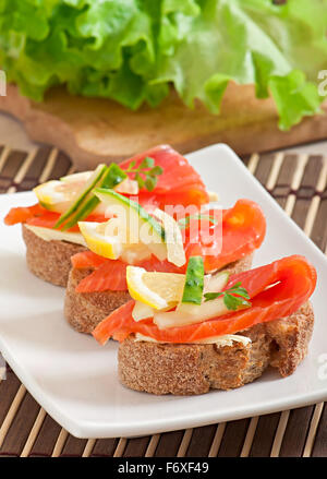 Sandwich appetitosi con salmone Foto Stock