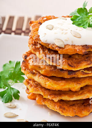 Frittelle di zucca con panna acida Foto Stock