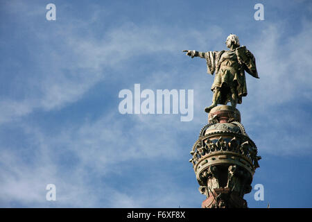 Un monumento di Cristoforo Colombo rivolto verso l America a Barcellona, in Catalogna, Spagna. Isolate su blu cielo nuvoloso Foto Stock