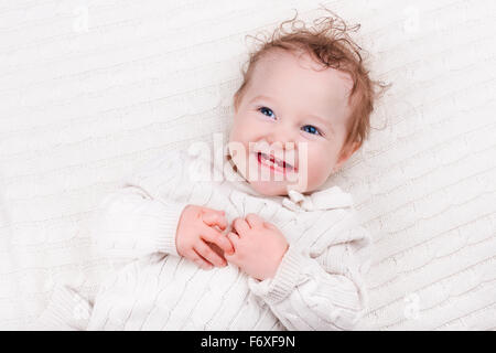 Neonato ragazzo nel letto. Il nuovo nato il bambino dorme sotto una maglia blu coperta. I bambini dormono. Biancheria da letto per bambini. Foto Stock