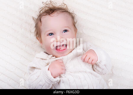 Neonato ragazzo nel letto. Il nuovo nato il bambino dorme sotto una maglia blu coperta. I bambini dormono. Biancheria da letto per bambini. Foto Stock