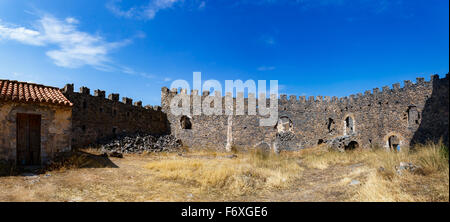 Vecchi e pittoreschi abbandonato torre medievale a Messiniaco Mani in Grecia contro un cielo blu Foto Stock