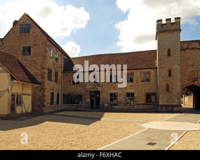 Il cortile del castello di Taunton che alloggia il Somerset County Museum, Taunton, England, Regno Unito Foto Stock