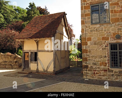 Un almshouse conservato nel cortile del castello di Taunton che alloggia il Somerset County Museum, Taunton, England, Regno Unito Foto Stock