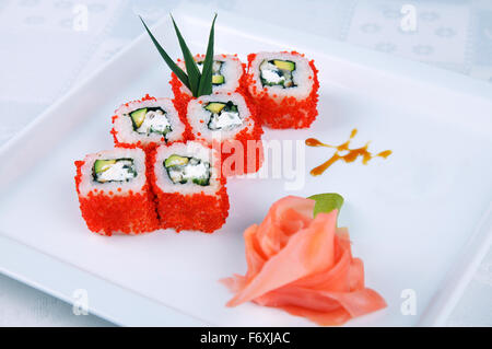 Splendidamente decorate sushi su una piastra con wasabi Foto Stock