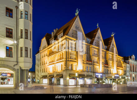 Oberpollinger shopping arcade, Karstadt Sport, area pedonale Neuhauser Straße road, in serata, Monaco di Baviera, Baviera superiore Foto Stock