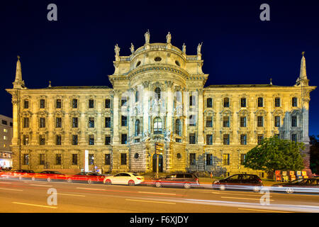 Palazzo di Giustizia, costruito nel 1897, ora un edificio di servizio, Stato Bavarese Ministero della giustizia, Monaco di Baviera, Baviera, Baviera Foto Stock