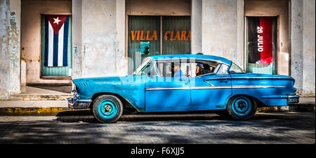 Classic American Automobile su una strada a Santa Clara, Cuba Foto Stock