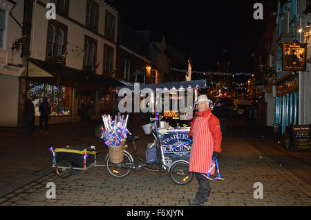 Venditore ambulante in Keswick le luci di Natale accendere e bambini in bisogno di eventi Foto Stock