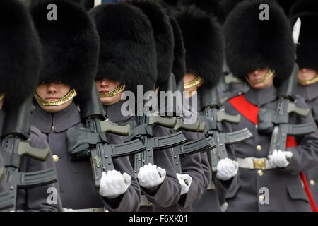 Londra, Inghilterra, Regno Unito. F company, le guardie scozzesi, lasciando Whitehall dopo la formatura una guardia d'onore per il PM indiano, 2015 Foto Stock