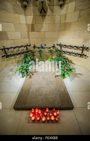 Antoni Gaudi tomba nella Basilica di San Pietro e chiesa espiatorio della Santa Famiglia progettato noto come la Sagrada Familia a Barcellona, Spagna Foto Stock