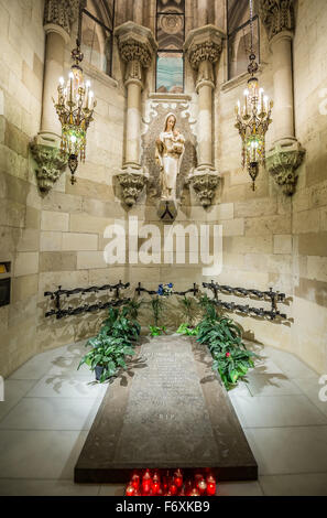 Antoni Gaudi tomba nella Basilica di San Pietro e chiesa espiatorio della Santa Famiglia progettato noto come la Sagrada Familia a Barcellona, Spagna Foto Stock