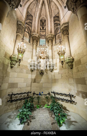 Antoni Gaudi tomba nella Basilica di San Pietro e chiesa espiatorio della Santa Famiglia progettato noto come la Sagrada Familia a Barcellona, Spagna Foto Stock