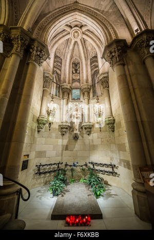 Antoni Gaudi tomba nella Basilica di San Pietro e chiesa espiatorio della Santa Famiglia progettato noto come la Sagrada Familia a Barcellona, Spagna Foto Stock