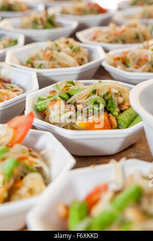 Verdure Thai in una scatola di polistirolo pronto per essere utilizzato Foto Stock