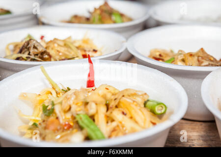 Verdure Thai in una scatola di polistirolo pronto per essere utilizzato Foto Stock