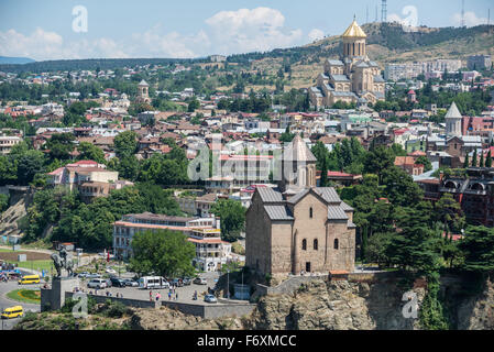 Chiesa dell Assunzione a Metekhi quartiere storico e la Santa Trinità - Cattedrale di Sameba di Tbilisi, Georgia Foto Stock