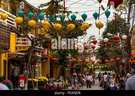 HOI AN, VIETNAM - Febbraio 26, 2015: Lampions appesa sopra la strada nella vecchia città di Hoi An al giorno. Foto Stock