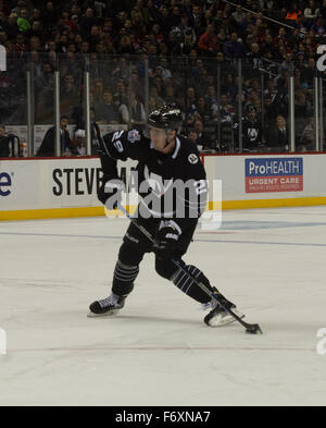 New York, NY, STATI UNITI D'AMERICA. Xx Nov, 2015. New York isolani centro BROCK NELSON (29) punteggi durante il terzo periodo di NHL Hockey gioco, Barclays Center, Venerdì, nov. 20, 2015. © Bryan Smith/ZUMA filo/Alamy Live News Foto Stock