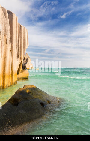 Vista serale di rocce di granito ad Anse Source d'Argent in La Digue, Seicelle Foto Stock