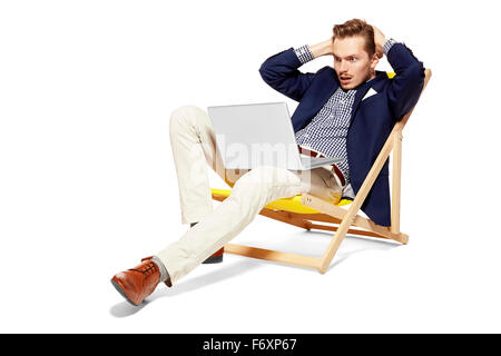 Concetto foto del giovane uomo ha problemi al lavoro durante le sue vacanze. Isolato su bianco bacground. Foto Stock