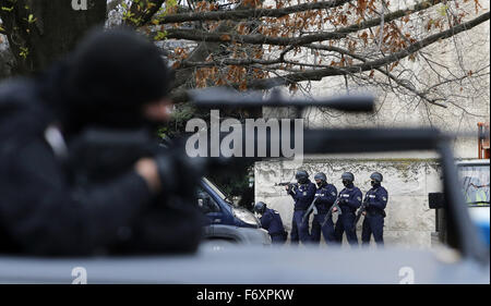 A Belgrado, in Serbia. Xxi Nov, 2015. Di sicurezza serbe soldati prendere parte in un esercizio congiunto a Belgrado in Serbia, nov. 21, 2015. Di sicurezza serbe Servizi il sabato hanno dimostrato la loro capacità di far fronte a potenziali attacchi terroristici in un esercizio pubblico. Credito: Predrag Milosavljevic/Xinhua/Alamy Live News Foto Stock