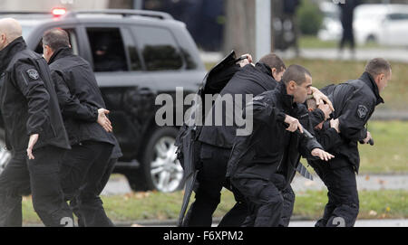 A Belgrado, in Serbia. Xxi Nov, 2015. Militari speciali unità di polizia di dimostrare la capacità di soccorso durante un esercizio congiunto a Belgrado in Serbia, nov. 21, 2015. Di sicurezza serbe Servizi il sabato hanno dimostrato la loro capacità di far fronte a potenziali attacchi terroristici in un esercizio pubblico. Credito: Predrag Milosavljevic/Xinhua/Alamy Live News Foto Stock