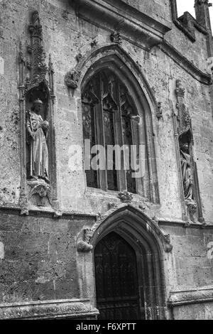 Chiesa di legno porta e colorate finestra ad arco, Inghilterra Foto Stock