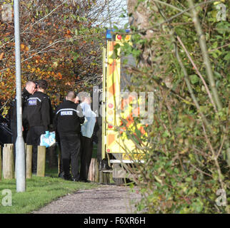 Winchester, Hampshire, Regno Unito. Xxi Nov, 2015. Winchester, Hampshire sabato 21 novembre 2015 poliziotti armati sono state distribuite a Erasmus Park in Winchester questa mattina. Circa 20 ufficiali di polizia assalto di un blocco dello studente e il led di un uomo lontano da un attesa di ambulanza. Hampshire polizia hanno ancora a rilasciare una dichiarazione. Credito: uknip/Alamy Live News Foto Stock