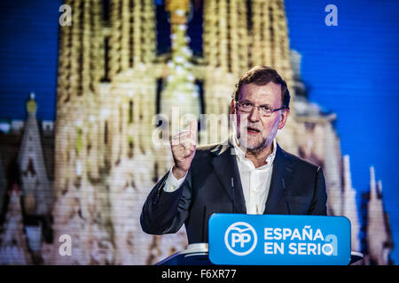 Barcellona, in Catalogna, Spagna. Xxi Nov, 2015. Il Primo ministro spagnolo e PP il presidente Mariano Rajoy risolve il pubblico durante la presentazione del partito di candidati per le elezioni generali del dicembre xx Credito: Matthias Oesterle/ZUMA filo/Alamy Live News Foto Stock