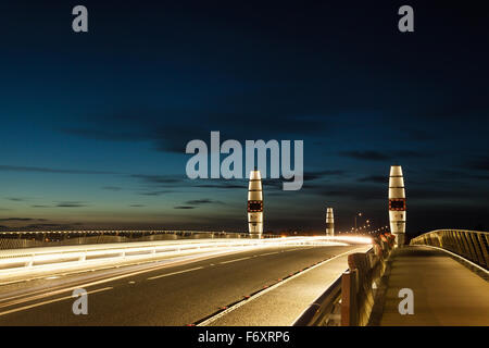 Twin vele ponte di sollevamento in Poole di notte Foto Stock