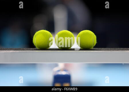 Londra, Regno Unito. Xxi Nov, 2015. Barclays ATP World Tour Finals,palline da tennis per il Rohan Bopanna (IND), Florin Mergea (ROU) vs Ivan Dodig (CRO), Marcelo Melo (BRA) nel giorno 7 semifinali match. O2 Arena, Londra, Regno Unito. Il 21 novembre 2015. Credito: Concedere Burton/Alamy Live News Foto Stock