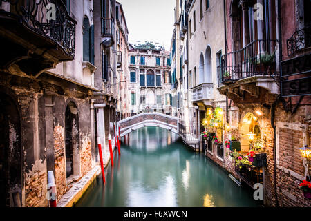 Vista serale di Canal, Venezia, Italia. Acqua liscia da una lunga esposizione Foto Stock