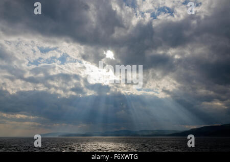 Sunbeam sul cielo scuro sopra la vela barca sul fiume San Lorenzo Foto Stock