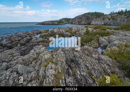 Spiaggia rocciosa del lago Superior, Canada Foto Stock