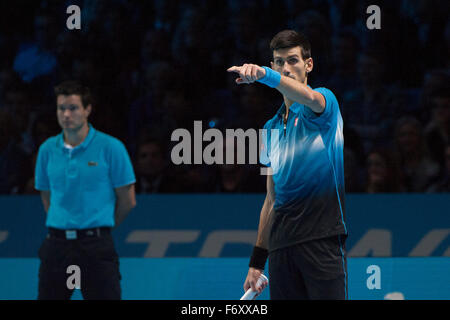 Londra, Regno Unito. Xxi Nov, 2015. Tennis ATP Tour Finals. Il giorno 7. Novak Djokovic (SRB) [1] contiene fino giocare mentre gli spettatori prendere i loro posti. Djokovic ha vinto la partita 6-3, 6-3. Credit: Azione Plus immagini di sport/Alamy Live News Foto Stock