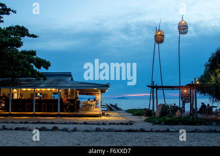 Kep yacht club ristorante molo di scena al tramonto tramonto Foto Stock