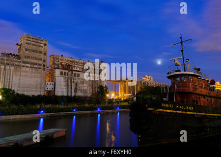 Elevatore granella numero 5 e il rimorchiatore in Old Montreal Il Lachine Canal Foto Stock