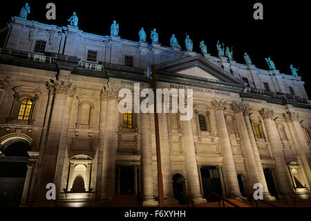 Basilica facciata della cattedrale di Maria Regina del mondo Quebec Montreal di notte Foto Stock