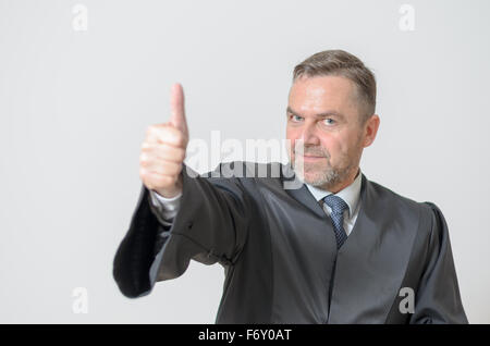 Imprenditore dando un pollice in alto gesto di successo, supporto, votare sì o segnalare il suo accordo Foto Stock