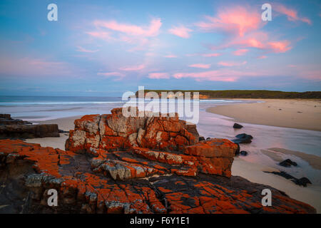 Tramonto sulla selvaggia costa Nadgee, NSW Foto Stock